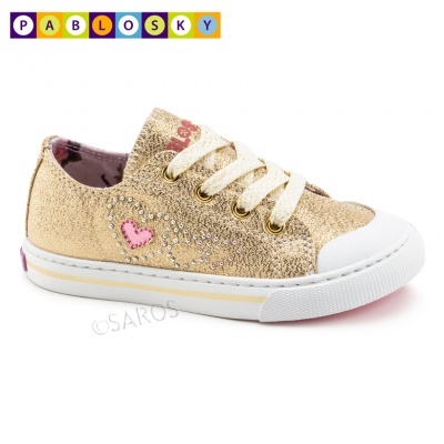 Ténis infantil dourados com corações rosa e pequenos brilhantes