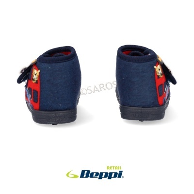 Chinelos infantis azuis com autocarro vermelho e cão, sola preta.