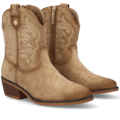 Botas tipo cowboy castanhas claras em camurça com bordados e salto em madeira.
