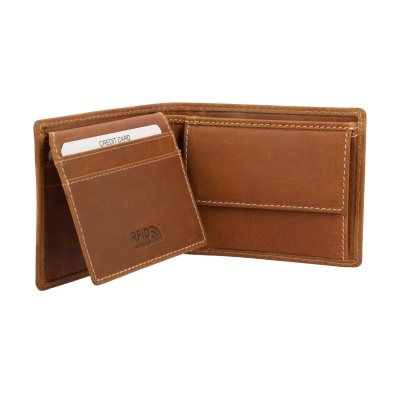 Carteira em couro castanho com compartimentos para cartões e proteção RFID