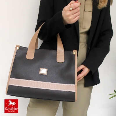 Mala bicolor preta e bege da marca Cavalinho, com alças largas e detalhes dourados