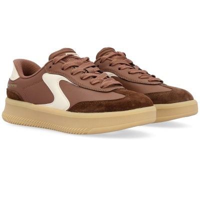 Ténis Skechers castanhos e bege com sola bege em fundo branco