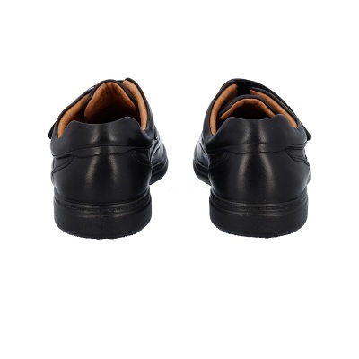 Sapatos pretos em pele vistos de trás
