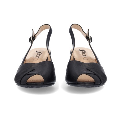 Sandálias pretas femininas em couro com tira traseira ajustável