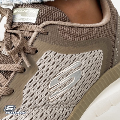 Tênis Skechers castanho e bege de malha com logótipo