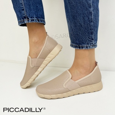 Sapatilhas bege claro da PICCADILLY com sola antiderrapante usadas com calças de ganga azuis