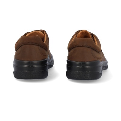 Sapatos castanhos de couro com sola preta vistos de trás