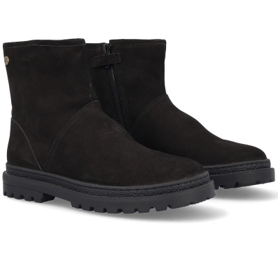 Botas pretas de camurça com sola grossa e fecho lateral
