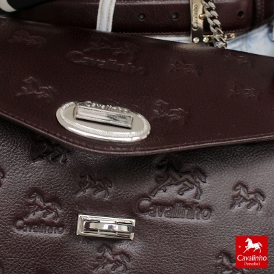 Bolsa de pele castanha com relevo de cavalos e fecho metálico