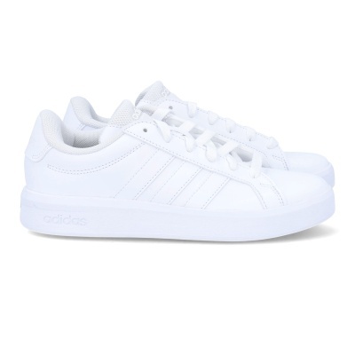 Ténis Adidas brancos de couro sintético com três riscas em relevo