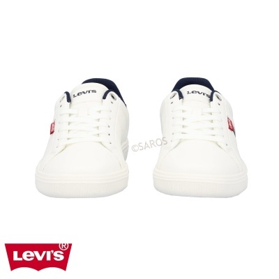 Ténis Levi's brancos com detalhes em azul escuro e etiquetas vermelhas.