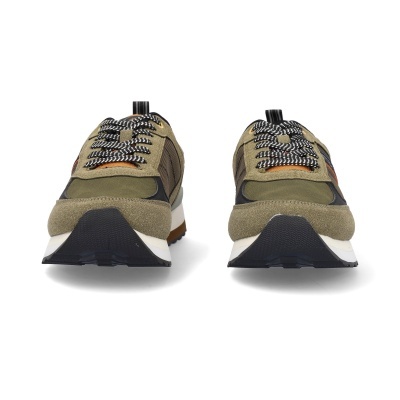 Par de ténis verdes e castanhos com atacadores pretos e brancos