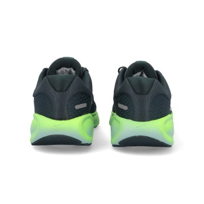 Sapatilhas desportivas pretas com sola verde fluorescente vista de trás