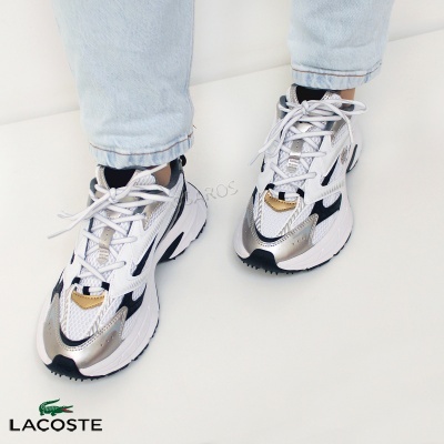 Ténis Lacoste brancos, cinza metálico, preto e dourado com atacadores brancos