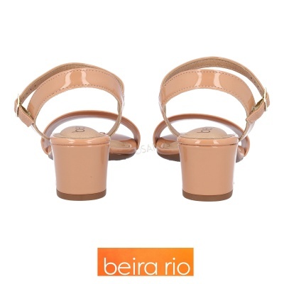 Sandálias nude de salto baixo em verniz com tiras largas e fivela dourada, vista traseira