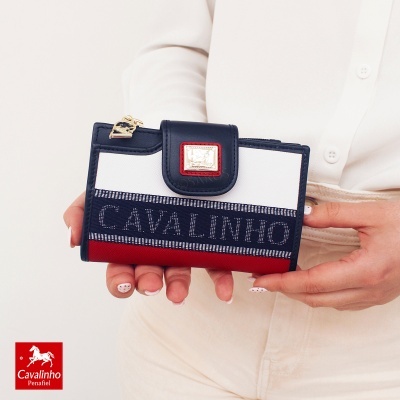 Carteira Cavalinho branca, azul escuro e vermelha com fecho de aba e logo metálico
