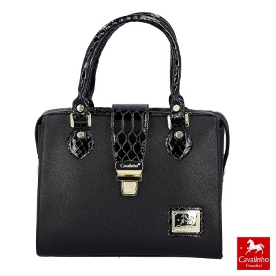 Mala feminina preta com detalhes em pele de réptil e fecho metálico