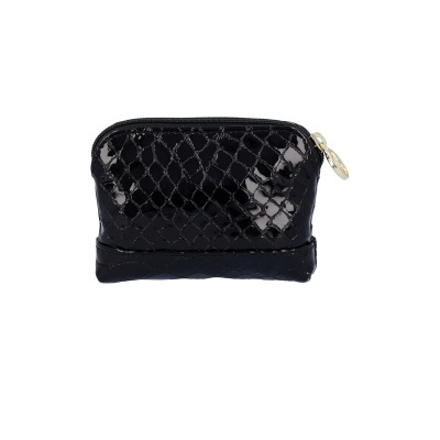 Bolsa pequena de mão preta com padrão de losangos em relevo e fecho zip dourado