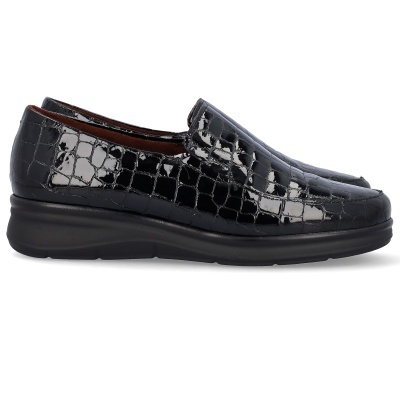 Sapato mocassin preto em pele verniz com textura imitação crocodilo, sola preta grossa