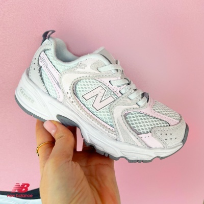 ténis desportivo branco e cinzento New Balance 530 com rede e camurça