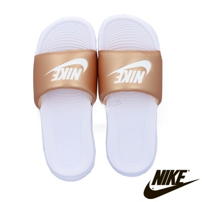 Chinelos Nike brancos com tira dourada e logótipo branco