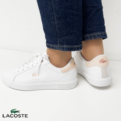 Ténis brancos Lacoste com detalhes rosa e logo de crocodilo