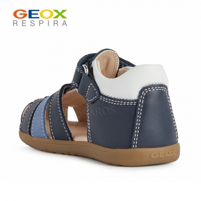 Sandália infantil azul Geox com fecho de velcro e sola castanha