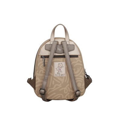 Mochila pequena bege com padrão abstrato e etiqueta com desenho de gato