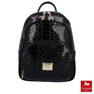 Mochila preta brilhante com textura de pele de réptil e detalhes dourados