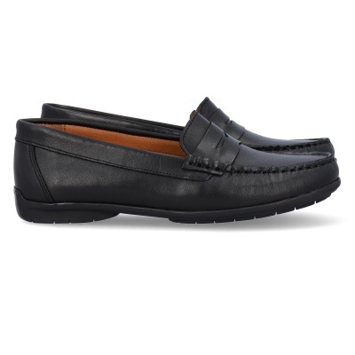 Par de mocassins pretos em pele com solado preto e interior castanho