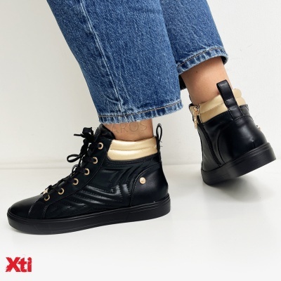 ténis bota alta preto com detalhes bege em fundo branco