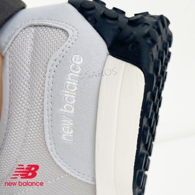 Calçado desportivo New Balance cinzento claro com sola preta texturada