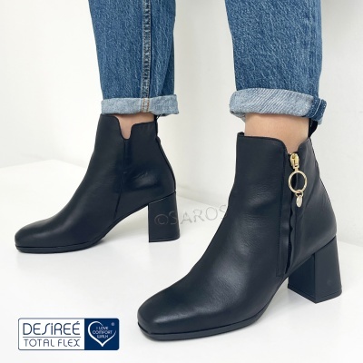 Botas pretas de cano curto em pele com salto quadrado e fecho zíper lateral