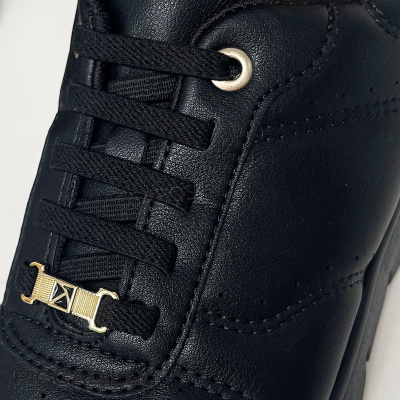 Sapato preto de couro com atacadores e detalhe dourado