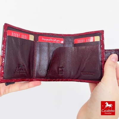 Carteira tri-fold em pele castanha com bordas vermelhas aberta