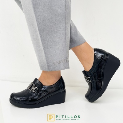 Sapatos de cunha pretos em verniz com fivela metálica