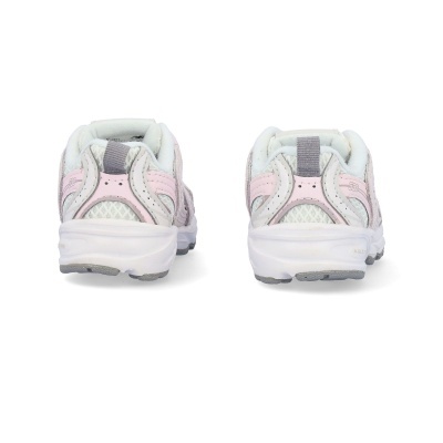 Sapatilhas desportivas femininas vista de trás com detalhes em rosa e cinzento.