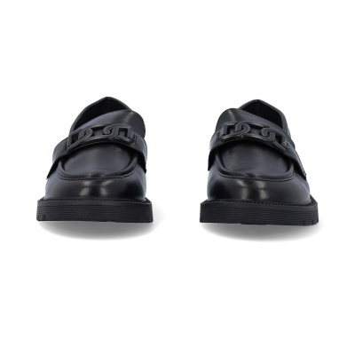 Sapatos mocassins pretos em couro com fivela decorativa.