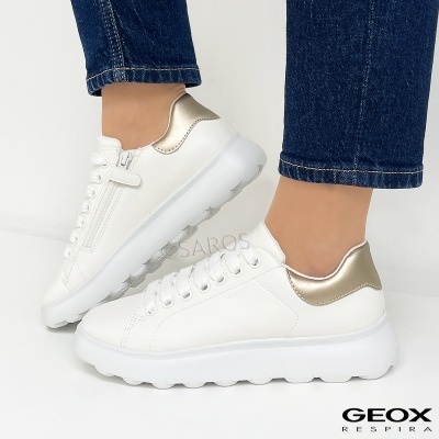 Ténis brancos com detalhes dourados e sola branca