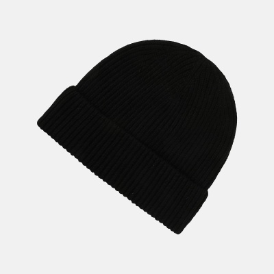 Gorro preto de malha com dobra frontal