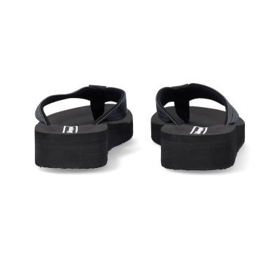 Chinelos pretos com plataforma espessa, tiras em tecido preto visto de trás