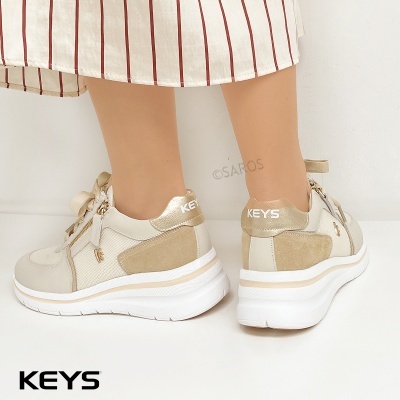Ténis bege e branco da marca KEYS com sola branca elevada e atacadores.