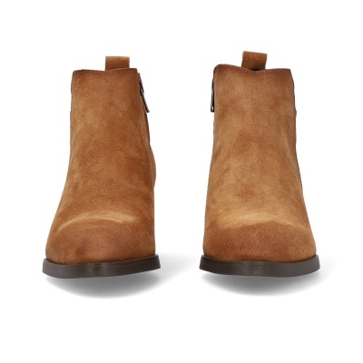 Botins castanhos em camurça com sola preta