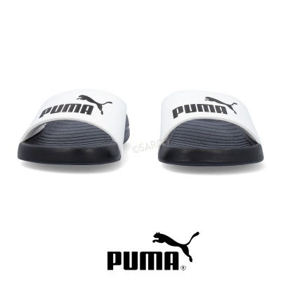 Chinelos Puma brancos e pretos com logotipo e nome preto.