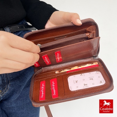 Carteira castanha em pele com múltiplos compartimentos e etiquetas vermelhas Desigual de ti para ti