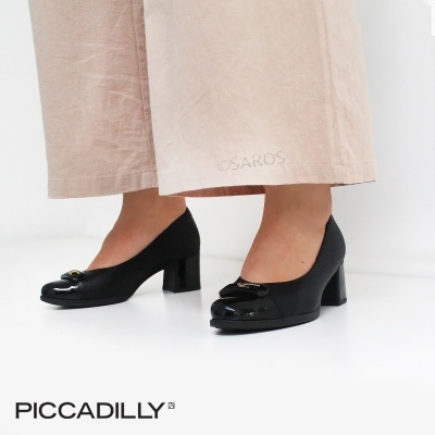 Sapatos pretos de salto médio com detalhe metálico dourado