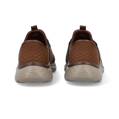 Sapatilhas castanhas desportivas vistas de trás com sola branca