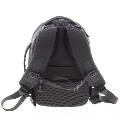 Mochila preta vista de costas com alças almofadadas e acolchoamento em malha