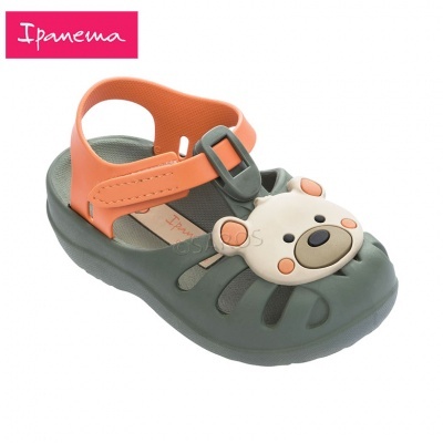 Sandália infantil verde-escuro e laranja com decoração de cabeça de urso