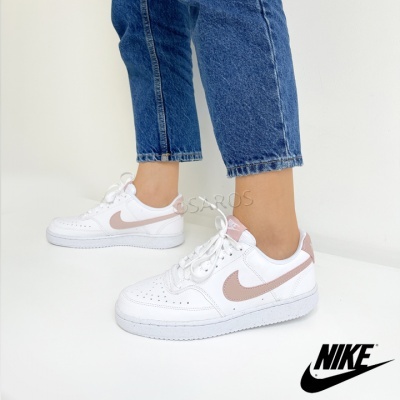 Sapatilhas Nike Air Force 1 brancas e rosa mostradas em pé com fundo branco